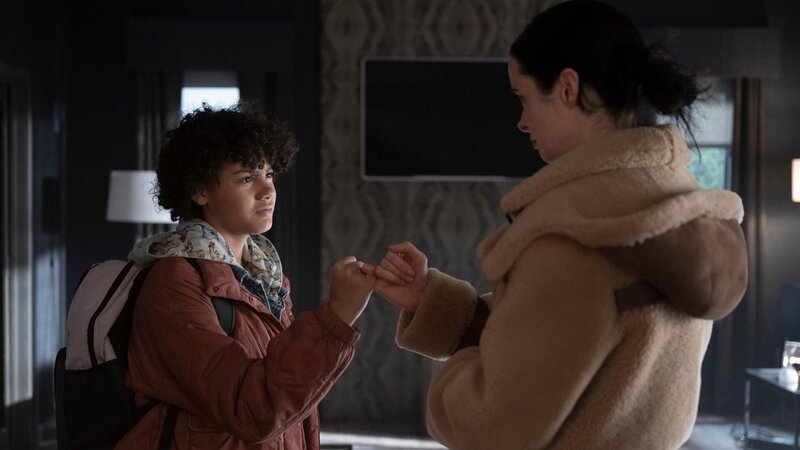 Charlie (Zariella Langford) und Lucy (Krysten Ritter). – Bild: RTL /​ OB Echoes Productions LLC and AMC TV Studios LLC