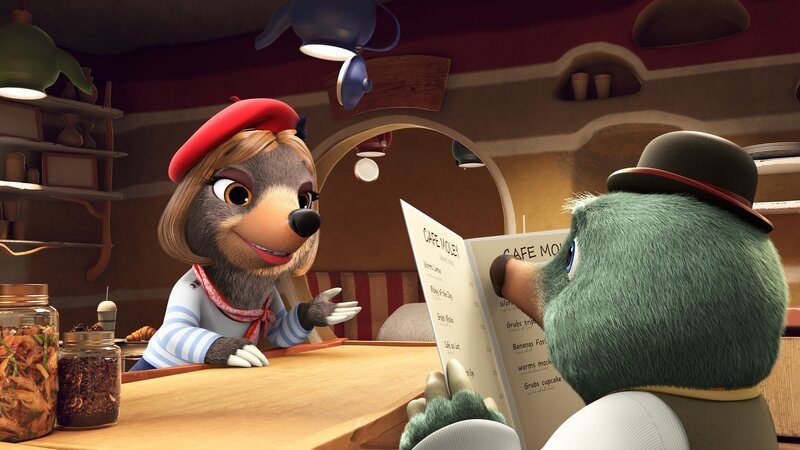 Maulwurfsdame Mona Lisa ist der große Schwarm von Moley. Wenn sie ins Café kommt, traut sich der schüchterne Moley kaum, ihr in die Augen zu sehen. – Bild: ZDF und Jetpack Distribution