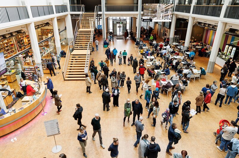 Das Foyer des Zentrum für Kunst und Medien Karlsruhe. – Bild: SWR/​ZKM Karlsruhe/​Felix Grünschloß