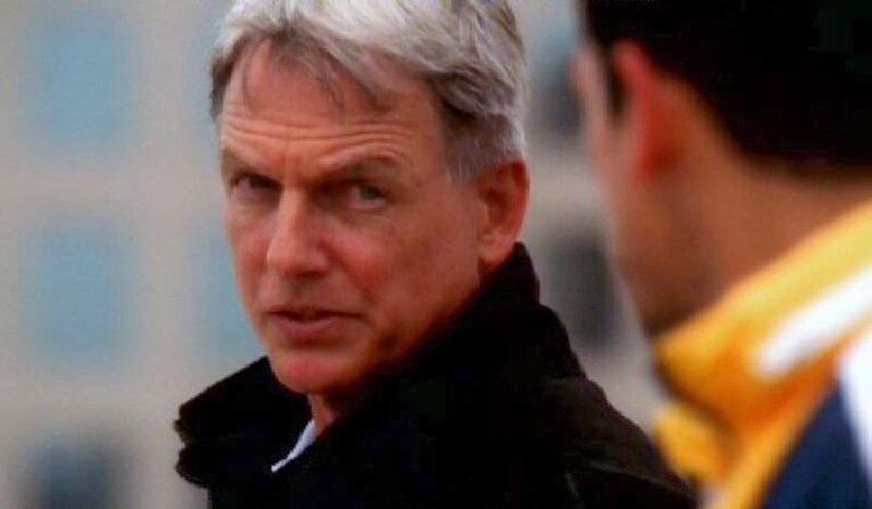 Gibbs (Mark Harmon, l.) versucht Lieutenant Michael Arnett (Adam Huss, r.) von seinen Selbstmordabsichten abzuhalten … – Bild: 4+