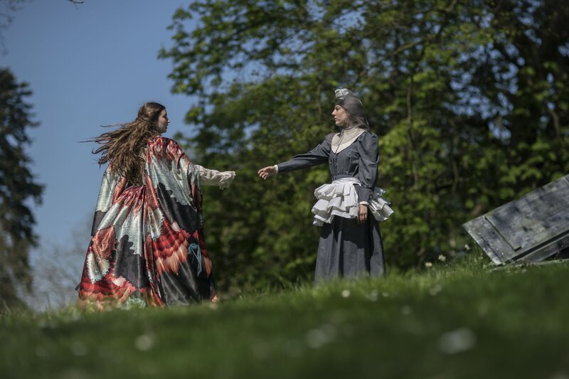 Von links: Sara (Caroline Vedel) und Anna (Fanny Bornedal) sind entkommen. – Bild: BR /​ DR /​ Per Arnesen /​ KiKA