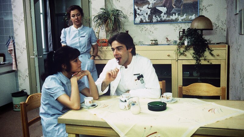 Nachdem Dr. Udo Brinkmann (Sascha Hehn, r.) bei Schwester Christa (Gaby Dohm, M.) nicht mehr landen kann, wendet er sich mit Nachdruck Lernschwester Elke (Barbara Wussow, l.) zu. – Bild: ZDF und Thomas Waldhelm