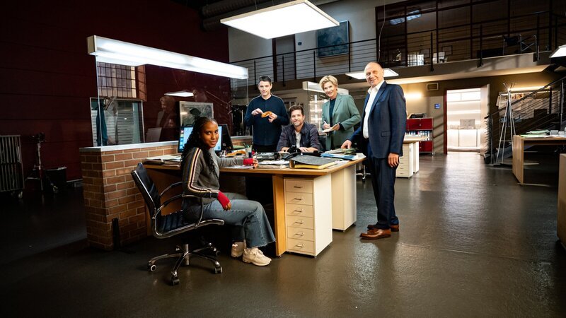 Der Hauptcast der ZDF-Serie ‚SOKO Stuttgart‘: Iman Tekle (l.), Benjamin Strecker (2.v.l.), Peter Ketnath (M.), Astrid M. Fünderich (2.v.r.) und Karl Kranzkowski (r.). – Bild: ZDF