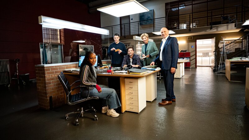 Der Hauptcast der ZDF-Serie ‚SOKO Stuttgart‘: Iman Tekle (l.), Benjamin Strecker (2.v.l.), Peter Ketnath (M.), Astrid M. Fünderich (2.v.r.) und Karl Kranzkowski (r.). – Bild: ZDF