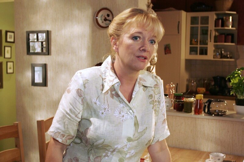 Helga (Ulrike Mai) ist schockiert, nachdem sie durch Friedrich von Bernds Geheimnis erfahren hat … – Bild: SAT.1 /​ Noreen Flynn Eigenproduktionsbild frei