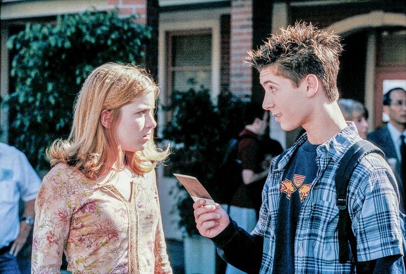 Reese (Justin Berfield) erzählt seiner Freundin Alison (Brittany Rene’e Finamore), wie toll sie auf dem Foto aussieht. – Bild: ORF/​Disney