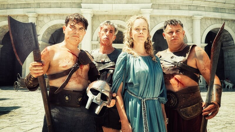 Die Gladiatoren Titus (Carsten Strauch, l.), Juba (Alexander Schubert, 2.v.l.) und Dionysios (Paul Sedlmeir, r.) stehen vor ihrer größten Herausforderung. Wie sollen sie Onira (Judith Richter, 2.v.r.) klar machen, dass ihr Mann in der Arena von einem Löwen zerfetzt wurde? – Bild: ZDF und Erik Haffner