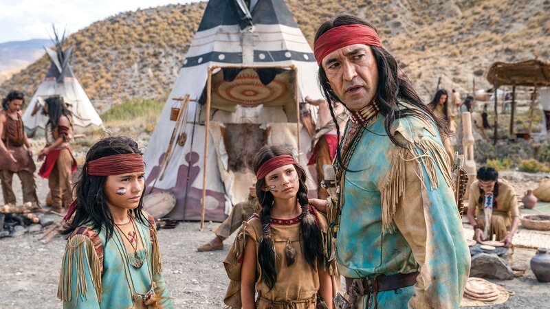Häuptling Intschu-tschuna (Mehmet Kurtulus, re. ) mit Sohn Winnetou (Mika Ullritz, li.) und Tochter Nscho-tschi ((Lola Linnéa Padotzke) – Bild: RTLZWEI / marc reimann Häuptling Intschu-tschuna (Mehmet Kurtulus, re. ) mit Sohn Winnetou (Mika Ullritz, li.) und Tochter Nscho-tschi ((Lola Linnéa Padotzke) – Bild: RTLZWEI / marc reimann