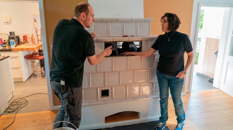 Der alte Ofen soll zum Heizen reaktiviert werden – Bild: NDR/​Hellwig Film GmbH