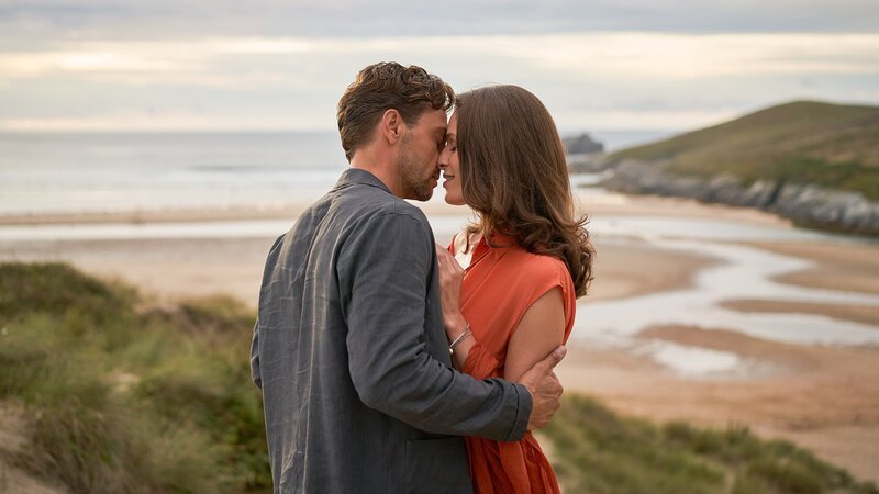 Kann sich Ella Morgan (Anna Puck) nach dem Tod ihres Verlobten auf Finn Huxley (Leander Lichti) einlassen? – Bild: SRF/​ZDF/​Jon Ailes