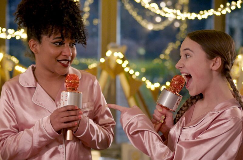 Karaoke im Pyjama: Lucy (Kensington Tallman, r.) ist zu Charlottes (Gloria Colston) Pyjama-Party eingeladen. – Bild: SWR/​HR/​Red Monk Studios srl/​HSR S1 (FGM) Inc.