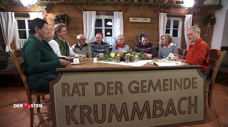 MDR FERNSEHEN DER OSTEN – ENTDECKE WO DU LEBST: EIN DORF FÜR SCHWESTER AGNES, am Dienstag (06.01.26) um 21:00 Uhr. Durch Waltersdorf, einem kleinen Ort in der Oberlausitz, weht Anfang der 1970er ein Hauch von Hollywood. Zu dieser Zeit drehten Filmleute aus Berlin und Babelsberg den DEFA-Kultfilm „Schwester Agnes“, der 1975 erstmals ausgestrahlt wurde.  Daran erinnern sich die Oberlausitzer bis heute, denn einige von ihnen spielten als Komparsen mit im Film. Auch heute noch hat „Schwester Agnes“ bei den Fernsehzuschauern viele Fans, denn die Gemeindeschwester heilte nicht nur mit Herz und Berliner Schnauze, sondern kümmerte sich auch um viele andere Belange. Im Kampf gegen die Wohnungsnot legte sie sich auch gern mal mit den Mächtigen im Gemeinderat an. Dort, wo der Bürgermeister damals mit Schwester Agnes diskutierte, wird heute fleißig gearbeitet. Die Schlagerstars Kathrin und Peter restaurieren das Umgebindehaus. Auf dem Dachboden hat der Entertainer zufällig einen echten Filmschatz entdeckt: Das alte Schild des Gemeindehauses „Krummbach“, so heißt das Dorf im Film.  Rat der Gemeinde Kulmbach mit Gesangsduo Kathrin (2.v.re.) und Peter (2.v.l.) – Bild: MDR