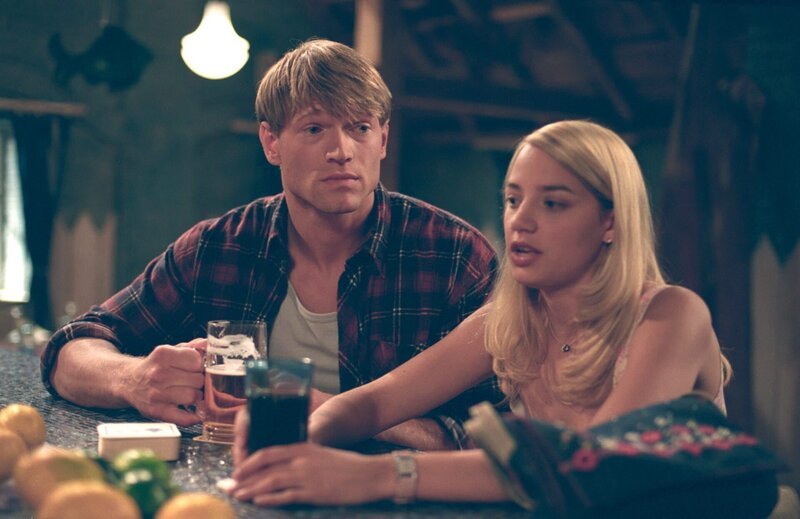 Sven (Jorres Risse, l.) will mit Sofia (Jytte-Merle Böhrnsen, r.) „nur“ befreundet sein. – Bild: ZDF und Britta Krehl