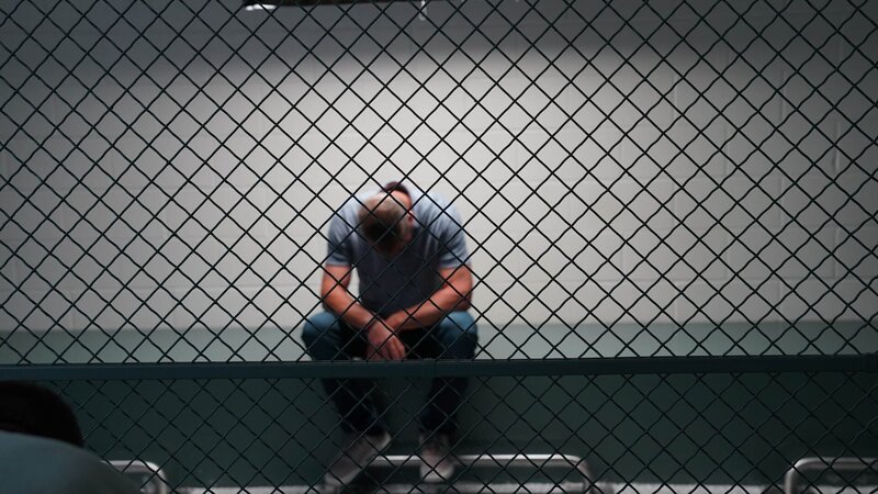 Recreation of Marc Walker sitting in jail holding cell – Bild: Warner Bros. Discovery, Inc. or its subsidiaries and affiliates. All rights reserved.