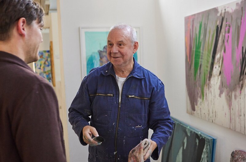 Große Erleichterung für Denis (Jonas Nay), als er ins Atelier kommt: Alfred (Joachim Król) kann sich nicht an ihn erinnern, er muss also nicht zu seiner Schuld bekennen. – Bild: SWR/​Relevant Film/​Andrea Kueppers