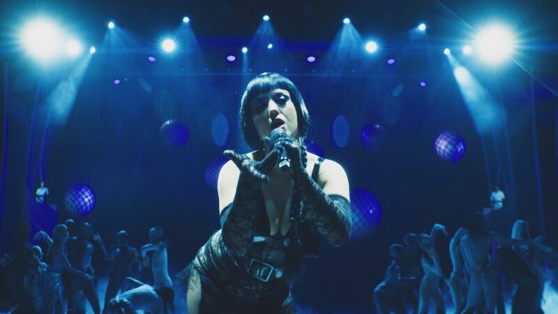 Eine Sängerin fesselt das Publikum im blauen Licht der Palastbühne. – Bild: WELT
