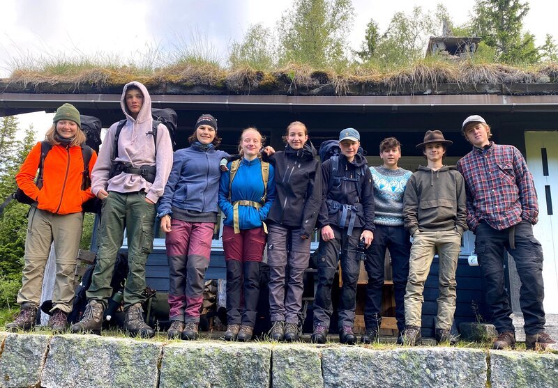 Ein letztes Mal wandern – Teenager auf einer Fasten- und Schweigetour: Von links: Leyla, Max, Emilia, Kaja, Emma, Maxi, Ben, Niklas und Florentin. – Bild: Rene Goergens /​ BR /​ Bewegte Zeiten Filmproduktion GmbH