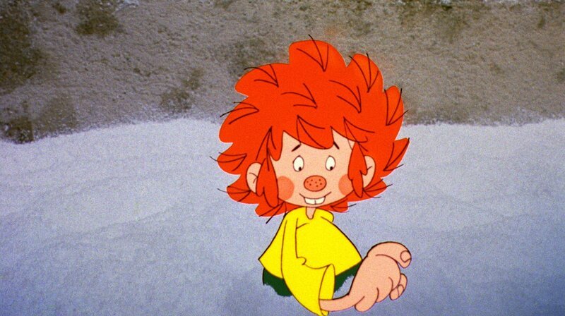 Als Pumuckl den ersten Schnee entdeckt, möchte er unbedingt eine Wagenladung davon in die Werkstatt holen, um damit zu spielen. Als er sich über ein Verbot Meister Eders hinwegsetzt, erlebt er Überraschungen. – Bild: BR/​Infafilm GmbH/​Original-Entwurf „Pumuckl“-Figur: Barbara von Johnson