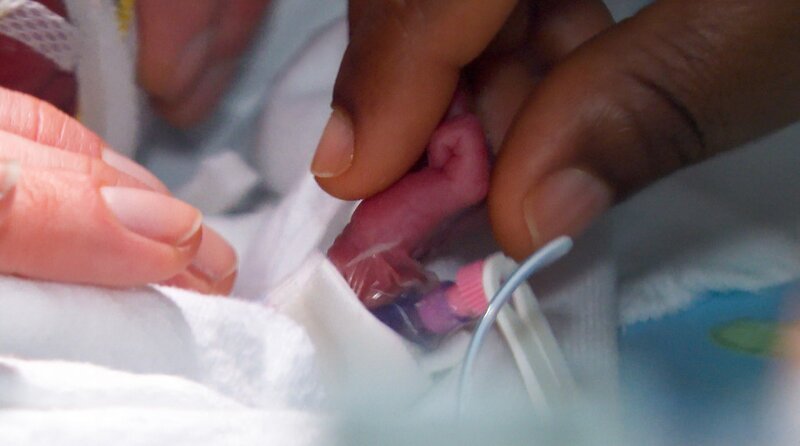Franca Bachus-Schön hat mit ihrer Kamera Frühchen, deren Eltern und das Team der Frühgeborenen-Station im Bonner Marien Hospital begleitet. Sie zeigt Hoffen, Bangen und Glücksmomente. Und thematisiert die große Frage, die für die Eltern immer im Raum steht: „Wird mein Frühchen gesund groß werden?“. – Bild: WDR