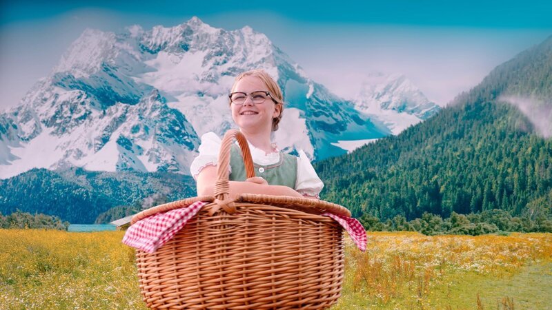 Floor (Bobbie Mulder) in ihrer imaginären Welt: Sie stellt sich vor, mit Ruben romantisch in den Bergen zu sein. – Bild: NDR/​NL Film /​ KiKA