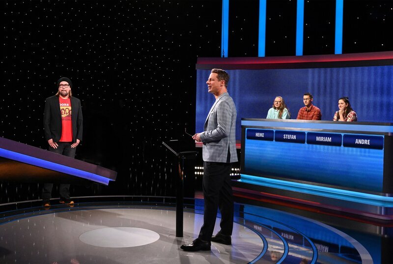 Moderator Alexander Bommes (2.v.l.) mit den Kandidat:innen: Heike Kusserow (3.v.r.), Stefan Kühnel (2.v.r.), Miriam Binder (r.), Andre Werkmeister (l.). – Bild: ARD/​Uwe Ernst