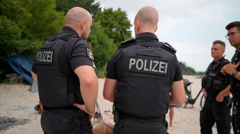 Strandbad – Marco Fittig und Christoph Auerbach lösen mit Kollegen illegale kleine Strandparty auf. – Bild: NDR