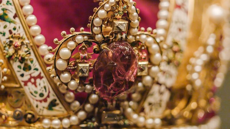  Detail der Kaiserkrone, Kaiserliche Schatzkammer in der Wiener Hofburg. – Bild: ZDF und ORF/​Pammer Film