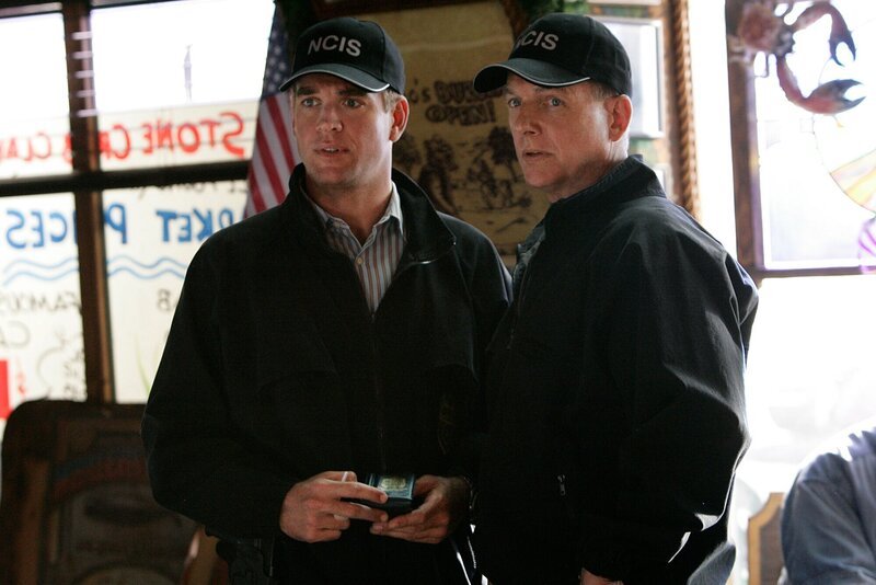 Kommen dem Rätsel langsam auf die Spur: Tony (Michael Weatherly, l.) und Gibbs (Mark Harmon, r.) … – Bild: AXN