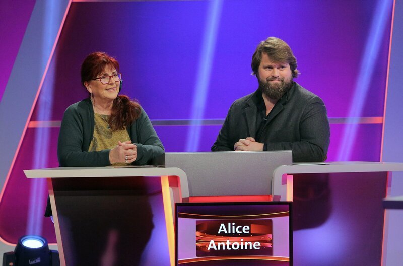 Das Rate-Team „Schauspieler“ Alice Hoffmann und Antoine Monot Jr. sind bereit für kniffelige Fragen auf ihrem Weg, um „Meister des Alltags“ zu werden. – Bild: SWR/​Peter A. Schmidt