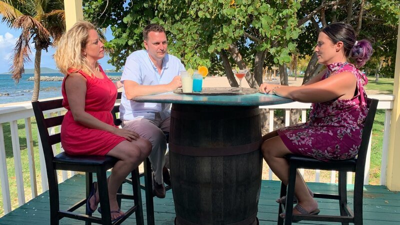 Clients Neal and Kolyn with real estate agent Lana at Deep end Bar in St Croix, USVI. As seen on HGTV’s Caribbean Life – Bild: Discovery, Inc.