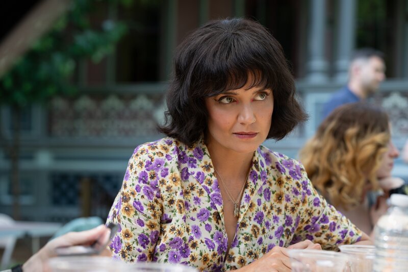 Katie Holmes als Greta. – Bild: Peacock TV LLC