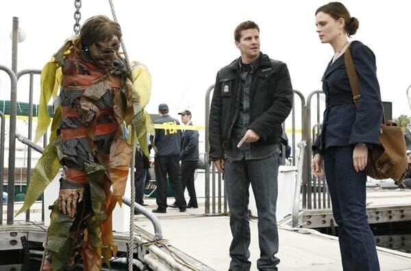 Booth (David Boreanaz, l.); Dr. Brennan (Emily Deschanel, r.) – Bild: Universal TV