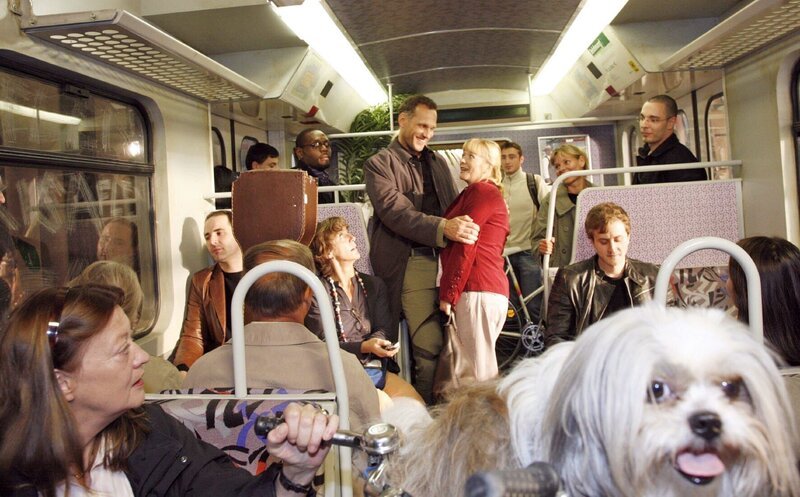 Helöga (Ulrike Mai, M.r.) ist unsicher, ob sie Martin (Peter Raffalt, M.l.) mit in ihre Welt nach Göberitz nehmen soll. – Bild: Sat.1 /​ Monika Schürle