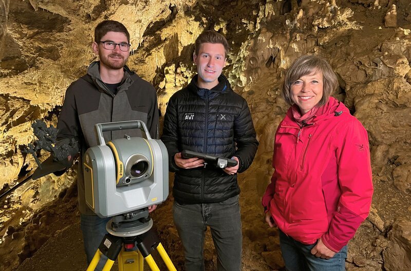 Elias Pantle (links), Jonas Marquardt (Mitte) und Annette Krause. Die beiden Herren haben eine Bachelor-Arbeit über die Vermessung der Kolbinger Höhle per Laserscanning und Photogrammetrie geschrieben. – Bild: SWR