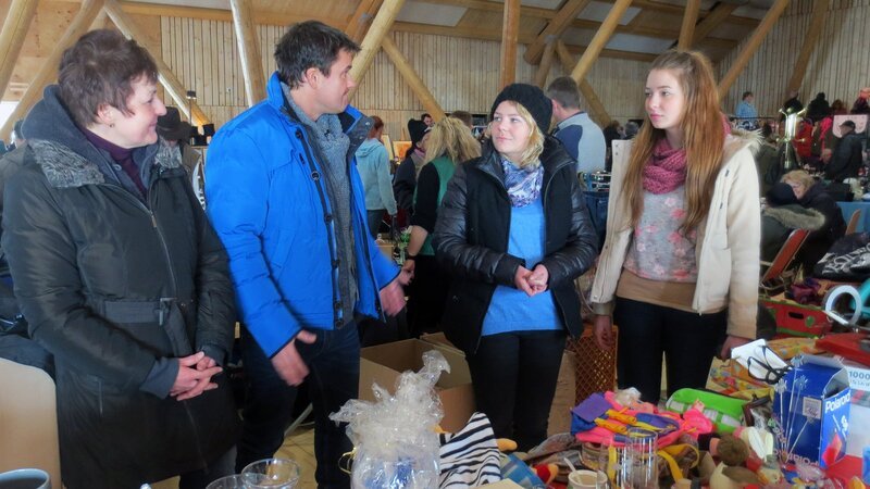 Cornelia (li.), Experte Marco Heuberg, Daniela und Christina erhoffen sich Einnahmen beim Flohmarkt – Bild: RTL II