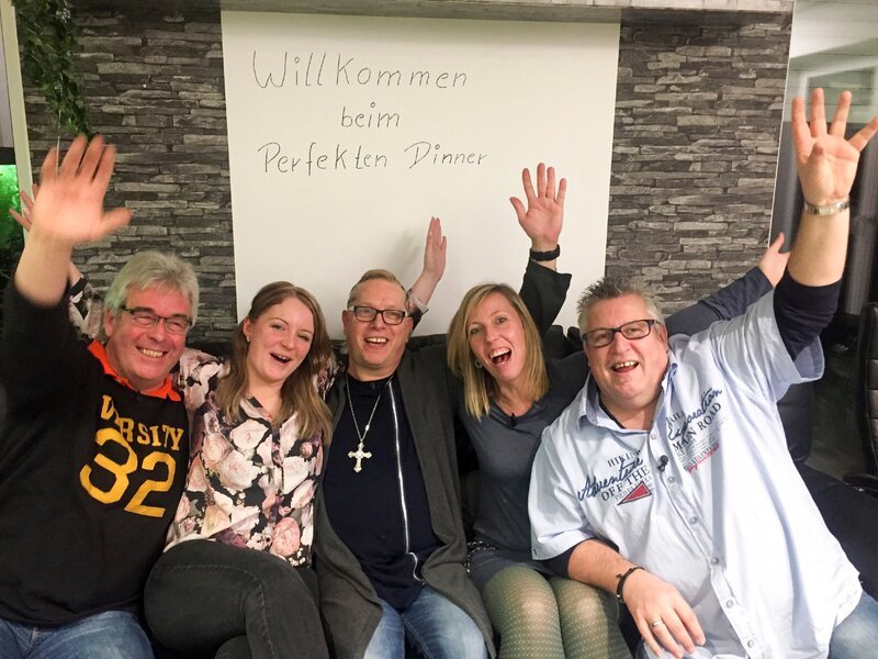 V.l.: Thomas, Ines, Gastgeber Steffen, Sabrina und Joachim – Bild: MG RTL D /​ ITV Studios