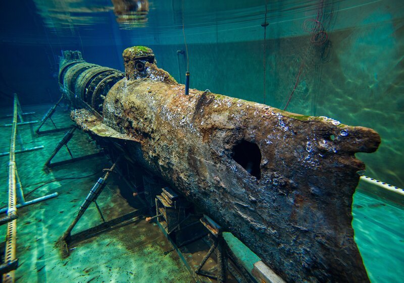 The H.L. Hunley, a confederate Civil War era submarine, sits in its water tank at the Hunley Lab in North Charleston, SC. – Bild: Alamy Stock Photo Lizenzbild frei