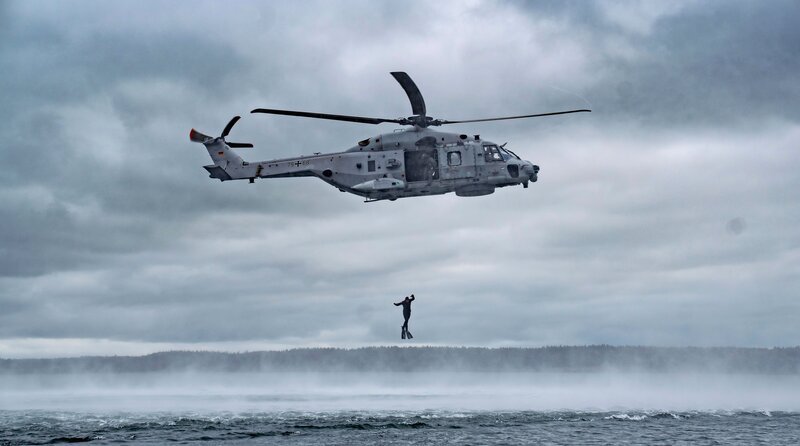 Beim Sprung aus 10 Meter Höhe kommt es vor allem auf eine gute Körperspannung an, um sich nicht zu verletzten. – Bild: NDR/​Kim Kirstin Mauch