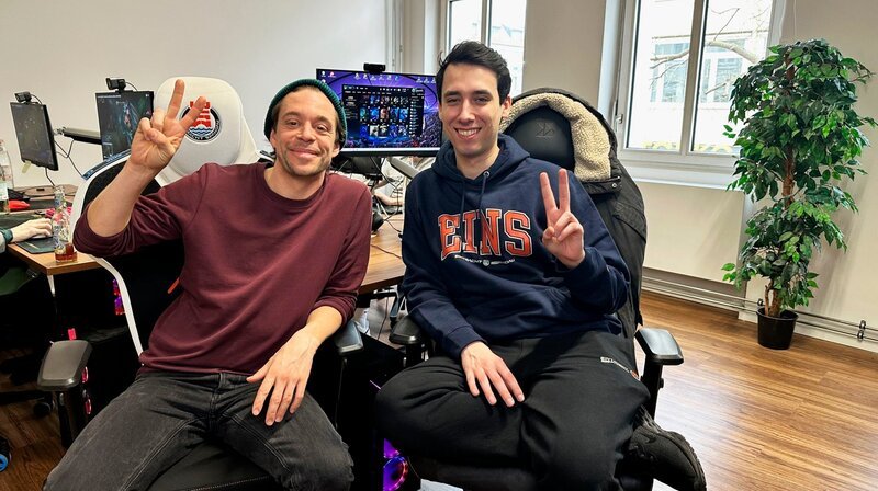 Tobi (links) checkt mit dem E-Gamer Tristan, was ein E-Sport-Verein macht. – Bild: BR/​megaherz gmbh/​Hans-Florian Hopfner