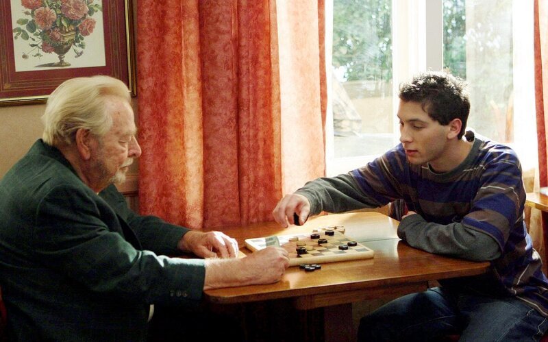 Bei seinem neuen Job im Altenheim verkuppelt Reese (Justin Berfield, li.) zwei Pensionisten. – Bild: ORF (FS1/​FS2) /​ ORF1