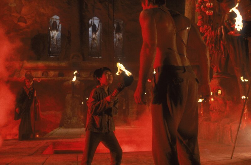 Der arme Short Round (Ke Huy Quan, M.) wird von den Kultisten zu den anderen Kindern in die Minen gesteckt, um nach den verlorenen Sankara Steinen zu suchen. Doch dem cleveren Kleinen gelingt es, sich aus den Fesseln zu befreien, und er macht sich auf die Suche nach Indy … – Bild: Paramount Pictures Lizenzbild frei