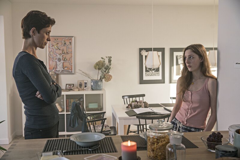 Von links: Rikke (Christine Albeck Børge) macht sich um Sara (Caroline Vedel) Sorgen. – Bild: BR/​DR/​Bo Tengberg