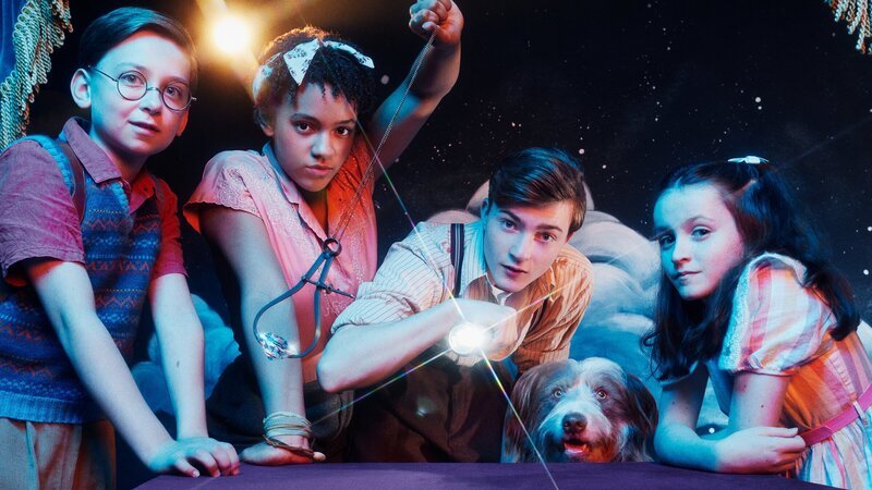 Von links: Die Fünf Freunde Dick (Kit Rakusen), George (Diaana Babnicova), Julian (Elliott Rose), Timmy (Kip) und Anne (Flora Jacoby Richardson): Sie gehen dem Geheimnis hinter dem „Auge der Morgenröte“ auf den Grund. – Bild: ZDF/​Yoshitaka Kono /​ [M] Serviceplan