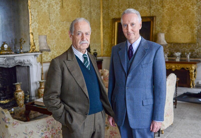 „Agatha Christie’s Poirot“, Im Bild (v.li.): John Standing (Colonel Toby Luttrell), Hugh Fraser (Captain Hastings). – Bild: ORF/​ITV Studios Global Entertainment