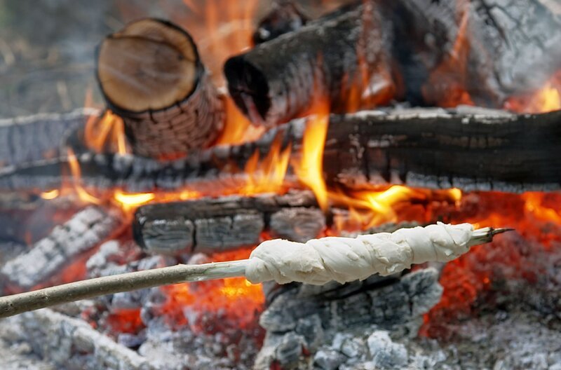 Zum Abendessen gibt es Stockbrot am Lagerfeuer. Der Hefeteig besteht aus Dinkel- und Weizenmehl. – Bild: Bernd Potschka