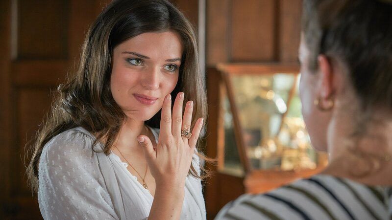 Abigail (Caroline Hartig, l.) sucht sich aus den Ringen, die ihre Schwester Doreen (Leonie Brill, r.) angefertigt hat, einen Verlobungsring aus. Sie erwartet in Kürze einen Antrag von ihrem Freund Bill. – Bild: SRF/​ZDF/​Jon Ailes