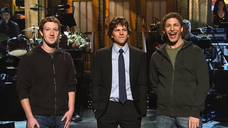 Nachdem der Kinofilm „The Social Network“ kein schmeichelhaftes Bild auf Zuckerberg wirft, versucht dieser, gegenzusteuern – etwa mit einem selbstironischen Auftritt bei „Saturday Night Live“. – Bild: ZDF und Bangumi
