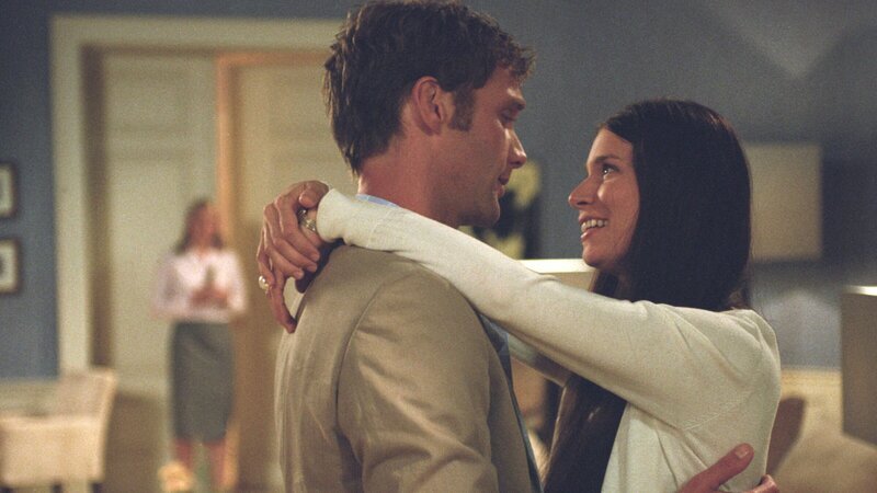 Judith (Elisabeth Sutterlüty, r.) ist glücklich, wieder bei ihrem Verlobten Oliver (Patrik Fichte, l.) zu sein. – Bild: ZDF und Britta Krehl