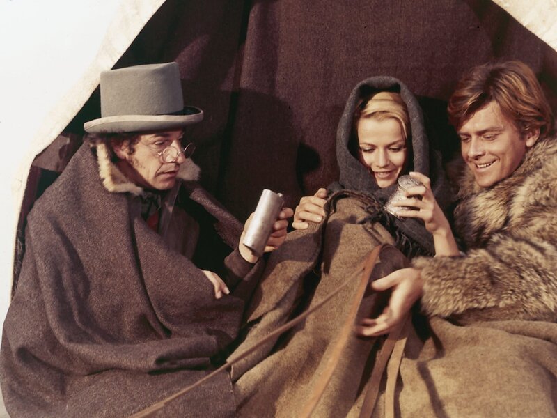 Die Familie Bush hat den Treck ohne die Nichte Ellen Wade verlassen. Glücklich ist Ellen (Catherine Jourdan) zu Paul Hover (Robert Benoit, r.) auf den Wagen geklettert. Zufrieden lächelt Dr. Battius (Gabriel Gason, l.). – Bild: ZDF/​Skocrowsky/​Deropa-Franco-London