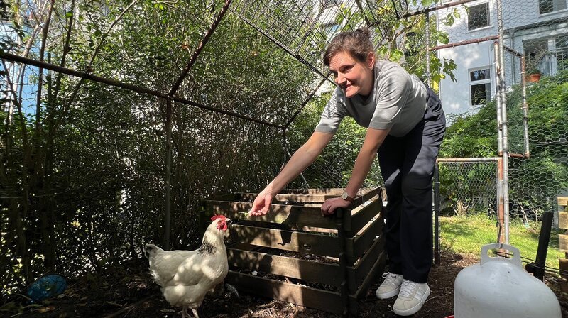 Julia Offe mit einem ihrer Hühner. – Bild: NDR/​Miramedia